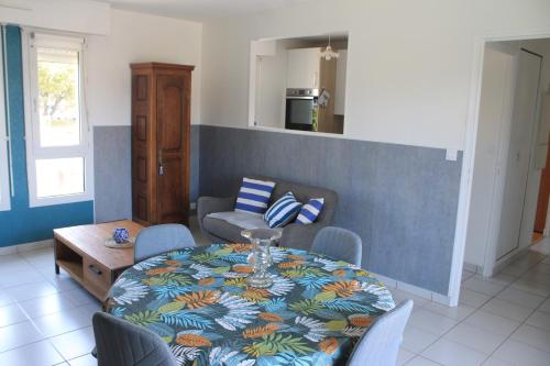 un salon avec une table et un canapé dans l'établissement Roch calme, à Saint-Malo