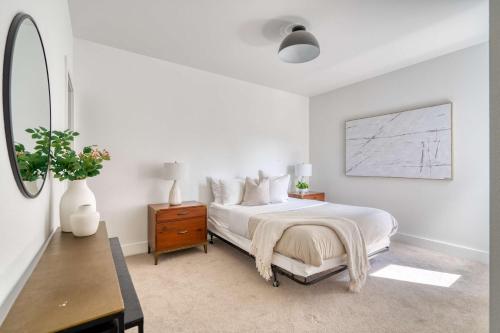 Giường trong phòng chung tại N Portland Condo - Walk to Food Bars Music