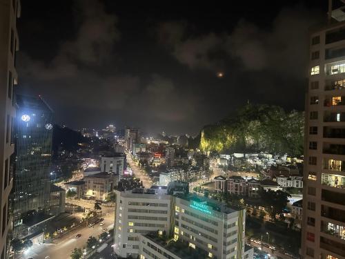 - une vue sur la ville la nuit dans l'établissement The Sapphire residence, à Hạ Long