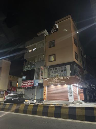 un edificio en una calle por la noche en SGH Mysore dorm bus rail station, en Mysore