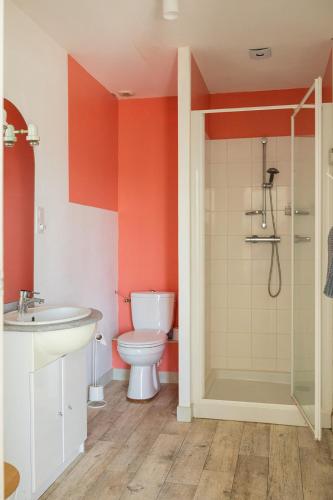 une salle de bain avec toilettes, lavabo et douche dans l'établissement La Casinière Coëtquidan, à Guer