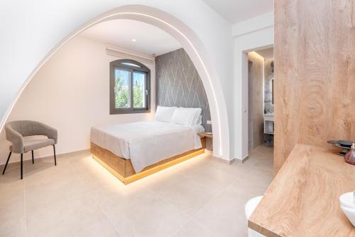 Un dormitorio con una cama y una silla y una ventana. en Villa Stella, en Gouvia