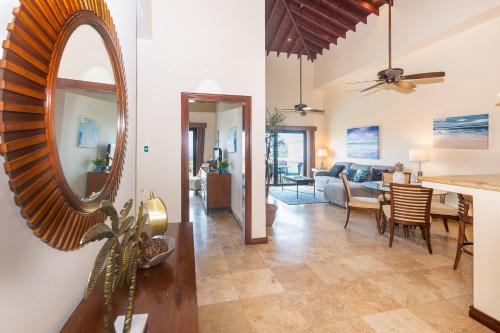 - un salon avec un miroir et une salle à manger dans l'établissement Pristine Bay 1205 villa, à Roatán