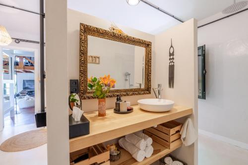 a bathroom with a sink and a mirror at Karibu Lodge Boutique in Vega de San Mateo