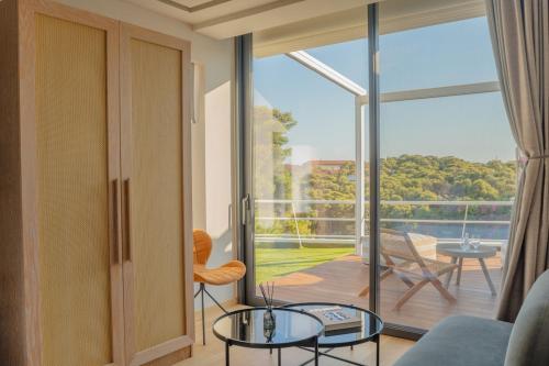 Un balcón o terraza en Athens Riviera Suite
