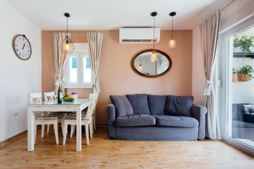 Beachside Apartment with Parking