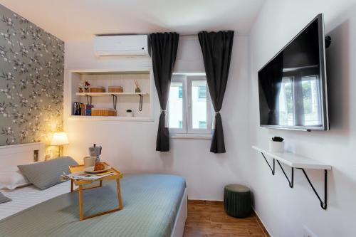 Beachside Apartment with Parking