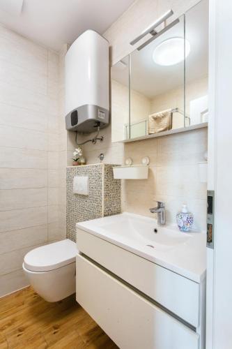 Beachside Apartment with Parking