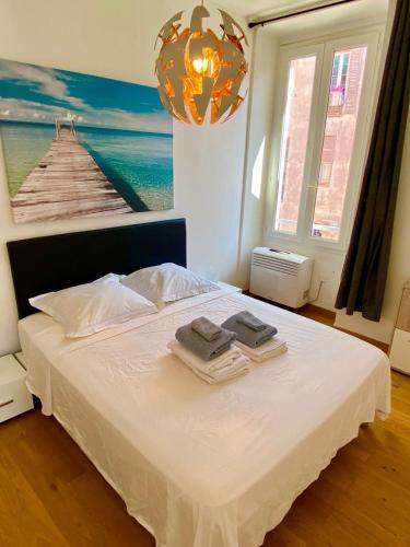 - une chambre avec un lit orné d'une peinture représentant une jetée dans l'établissement Nice Port, French Riviera, à Nice