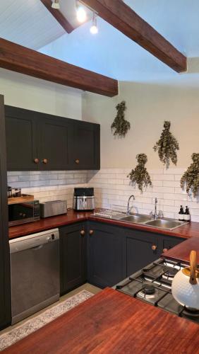 Η κουζίνα ή μικρή κουζίνα στο Lowergroen Guest Farm, Working Farm