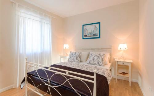 ein Schlafzimmer mit einem Bett und einem Fenster in der Unterkunft Villa Diana in Podstrana