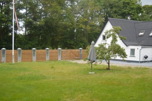 an umbrella in the grass in front of a house at Serengeti & Stayover in Svebølle