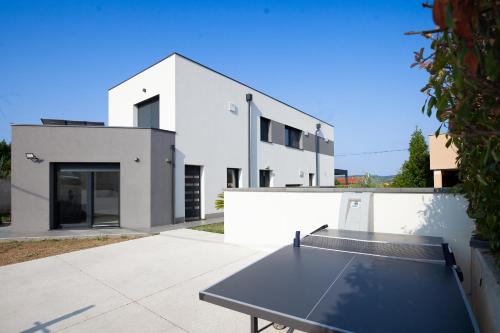 Fotografie z fotogalerie ubytování Modern Grey Harmony Retreat Apartment v destinaci Bertoki