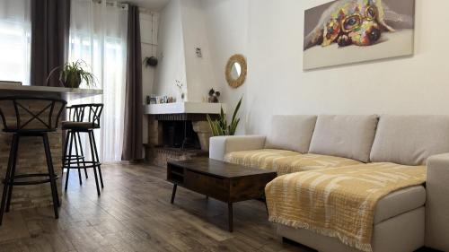 un salon avec un canapé et une table dans l'établissement Appartement Maenat, à Borgo