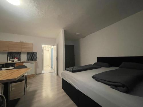 ein Schlafzimmer mit Bett und Tisch und eine Küche in der Unterkunft Burg Kapfenberg in Kapfenberg