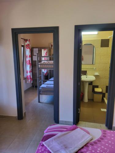 una camera con letto e un bagno con specchio di Vila Roxana 2 Mai a 2 Mai