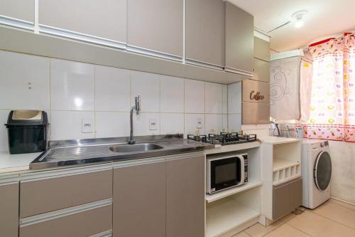 Η κουζίνα ή μικρή κουζίνα στο Apartamento girassois com ar condicionado