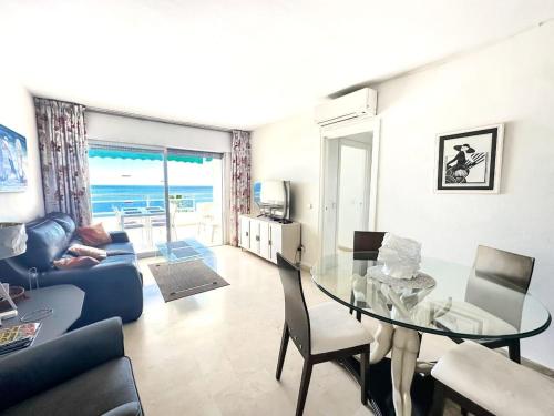 Beachfront Apt with pool & panoramic views