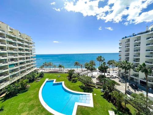 Beachfront Apt with pool & panoramic views