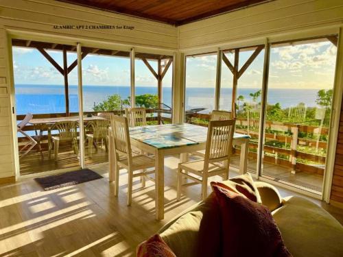 una veranda riparata con tavolo e sedie di Alambic de Grand Anse a Petite-Île