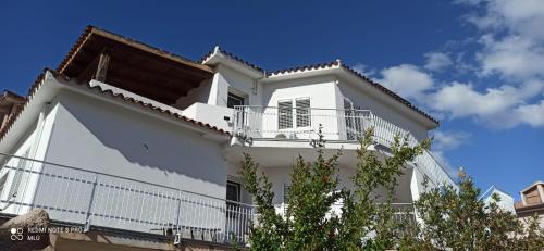 Casa bianca con balcone e cielo blu di Le Dimore del Sole int 8 a Olbia