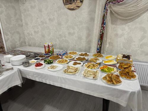 een tafel met veel borden eten erop bij Mumtoz Boutique Hotel in Samarkand