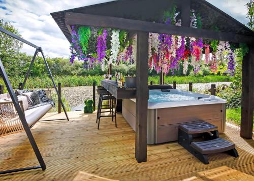 Κήπος έξω από το Oakwood Lodges