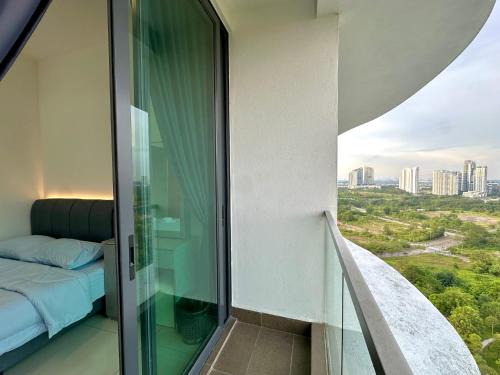 Postel nebo postele na pokoji v ubytování Cozy Suites Hijauan Medini Near Legoland 2B1B