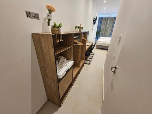 a room with a wooden cabinet with towels on it at ApartHotel Rahl 24h Self Check-in in Hamburg