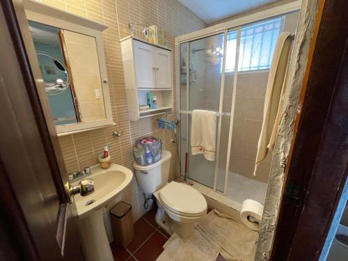 Un baño de Beachfront Villa in Farallon