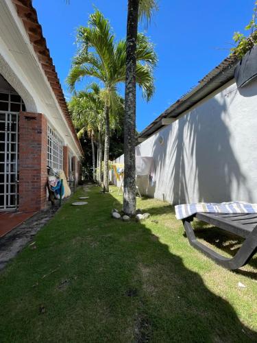 Un jardín fuera de Beachfront Villa in Farallon