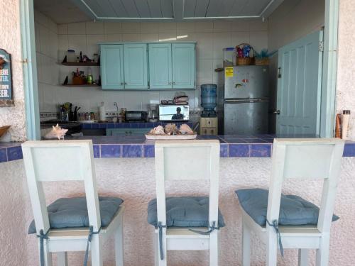 Una cocina o cocineta en Beachfront Villa in Farallon