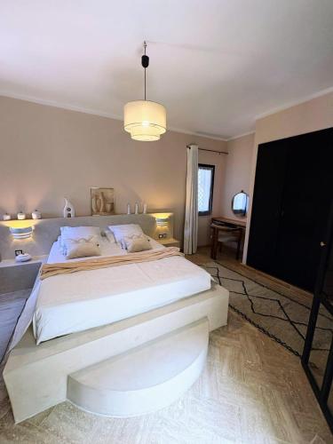 a bedroom with a large white bed in a room at Riad Perles d'Annellia in Marrakech