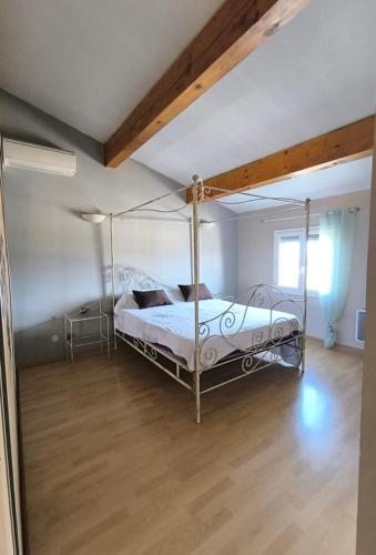 Llit o llits en una habitació de Agréable maison avec jacuzzi