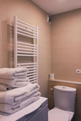 a bathroom with a white toilet and towels at Les Jasmins in Beaulieu-sur-Mer