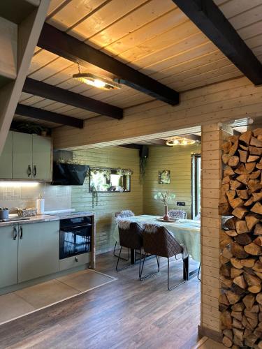 O bucătărie sau chicinetă la Amonte Mountain Resort