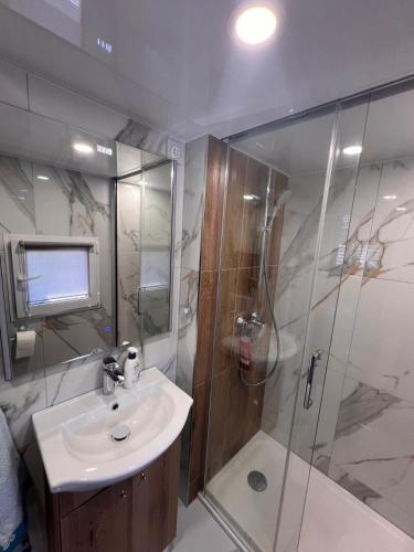 a bathroom with a sink and a shower at Borzygniew, Borzyraj 1 in Borzygniew