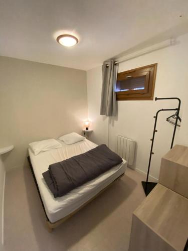 une chambre avec un grand lit dans une pièce dans l'établissement Les Chalets De Superd Fraxinelle - Bel appartement cosy 8 personnes à Superdévoluy MAE-8174, à Saint-Étienne-en-Dévoluy