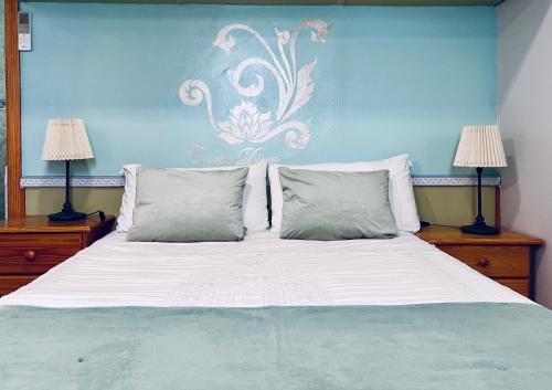 a bedroom with a large bed with two lamps at Estudios Dalia in Vecindario