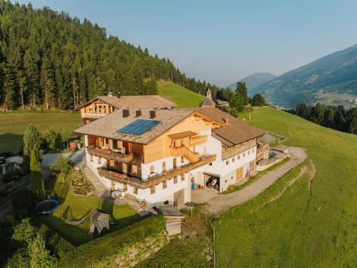 una vista aérea de una casa en una colina en Hattlerhof, en Heinfels