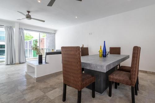 a dining room with a table and chairs at Villas Acapulco Punta Diamante in Acapulco