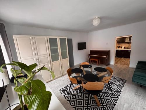 ein Wohnzimmer mit Tisch und Stühlen und einem Klavier in der Unterkunft Citadella House Targu Mures in Târgu Mureș
