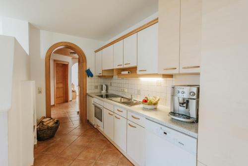 Una cocina o zona de cocina en Hattlerhof