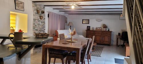 un salon avec une table et une salle à manger dans l'établissement Périgord noir Gîte les Sauges Rouges 3 étoiles, à Sagelat