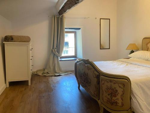 سرير أو أسرّة في غرفة في Apple Barn Cottage with 5 Bedrooms