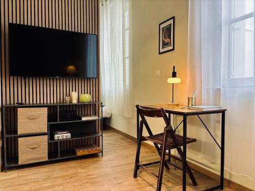 Μια τηλεόραση ή/και κέντρο ψυχαγωγίας στο Le Dolby