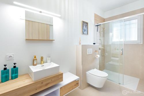 une salle de bain avec toilettes, lavabo et douche dans l'établissement Le Mas de la Clé d'Or - Maison en pierre et piscine, à Puget-sur Argens