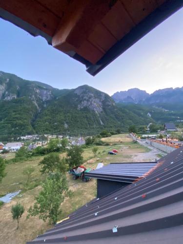 widok z dachu budynku z górami w tle w obiekcie Gegest Hotel w mieście Theth