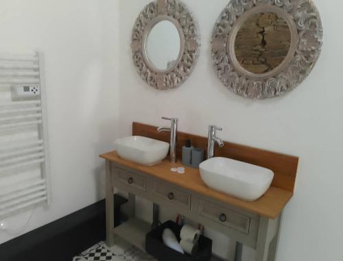 Apple Barn Cottage with 5 Bedrooms في Oradour-sur-Vayres: حمام فيه مغسلتين ومرايا على الحائط