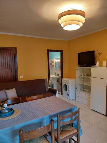 a living room with a table and a couch at Casa Coghinas Appartement Mirto in Santa Maria Coghinas